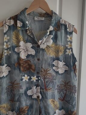Hawaiian Reserve Collection Sleeveless Top. Size M